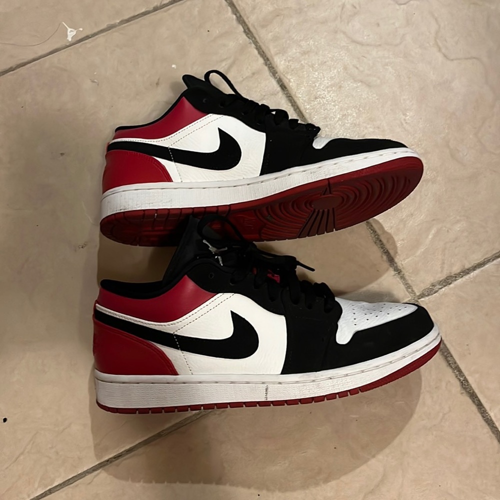 Men Air Jordan 1 low Bred Toe in great condition. Like new.